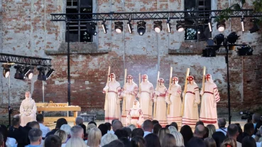 У селі Терновиця Франківський драмтеатр представив виставу «Нація» 10