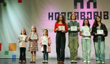 До Дня фізичної культури і спорту - нагородження спортсменів та тренерів 01