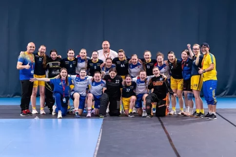 Дівчата з нашого міста предсталяли збірну України з флорболу 13